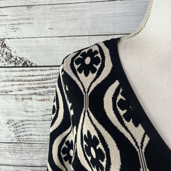 Cyrus Pullover Sweater Top size Medium Black Ivory Floral Motif Stretch Career - Picture 3 of 10